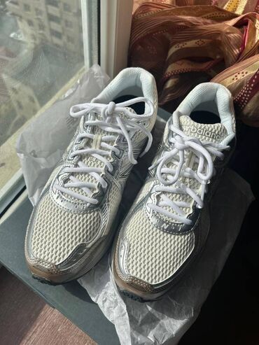Krasofkalar və idman ayaqqabıları: New Balance 860 V2 White Brown Yenidir. Orginaldır. Amerikadan New -da lalafo.az — 11 Krasofkalar və idman ayaqqabıları: New Balance 860 V2 White Brown Yenidir. Orginaldır. Amerikadan New — 11