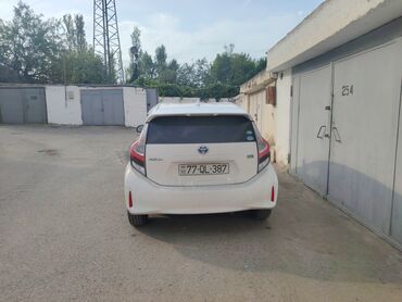 Сковородки: Toyota Aqua (Hybrid) – ağ rəngli, 5 qapılı hetçbek. Xüsusiyyətlər: -