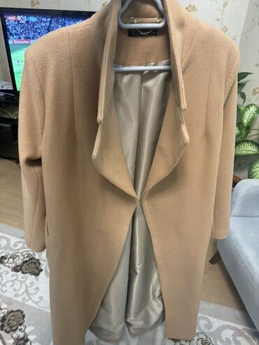 Hicab: Qadınlar üçün klassik bej rəngli palto - Model: Dizə qədər uzunluqda