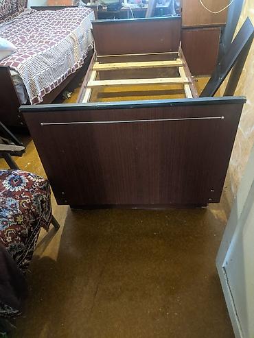 bunk bed: Односпальная кровать с высоким изголовьем и изножьем. - Размер — 1