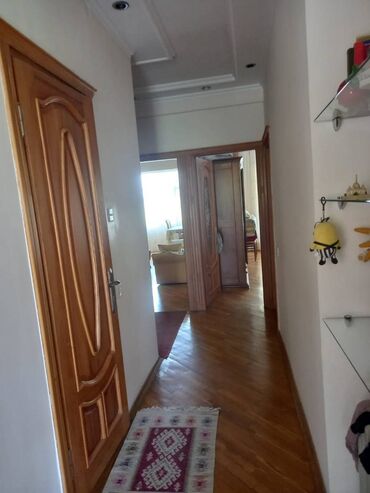 Uzunmüddətli kirayə mənzillər: Mənzil kirayə verilir. Tibb universitet yaninda 3otagli ev — 12