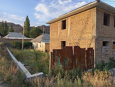Продажа коттеджей и домов: Продается земельный участок городе Нарын с незавершенным — 9