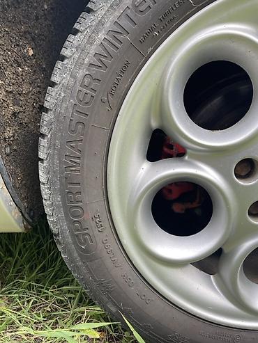 06a 133 317 a: Alu felne 5x98 R16 sa novim zimskim gumama dve su dok 35/25 dve 45/25 — 3