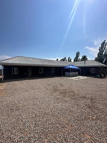 Продажа коттеджей и домов: ЧОН САРЫ ОЙДОН УЙ КОТТЕДЖ САТЫЛАТ. СУУ,СВЕТ,КЫЗЫЛ КИТЕП,ТЕХПАСПОРТУ — 1