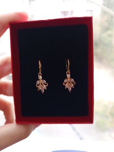 Çantalar: Zərif qadın sırğaları – qızılı rəngdə, zərif asma dizayn. - Material — 3