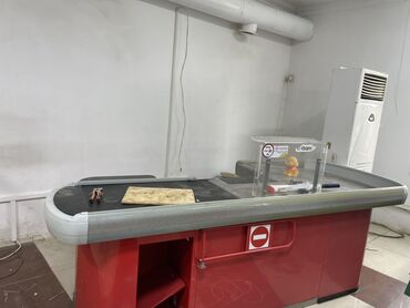 оборудование для сушки фруктов бишкек: Кассовый прилавок красного цвета с серой столешницей. Оборудован
