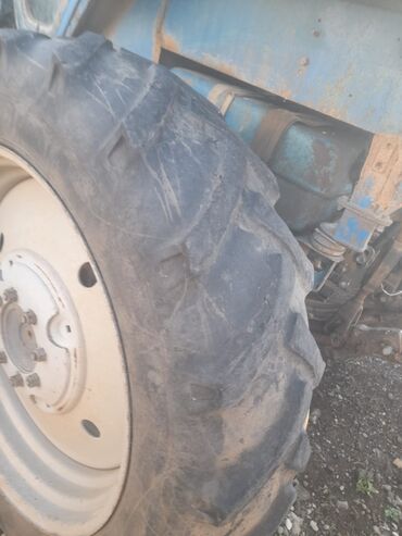 Traktorlar: Mavi rəngli təkərli kənd təsərrüfatı traktoru Xüsusiyyətlər: - — 12