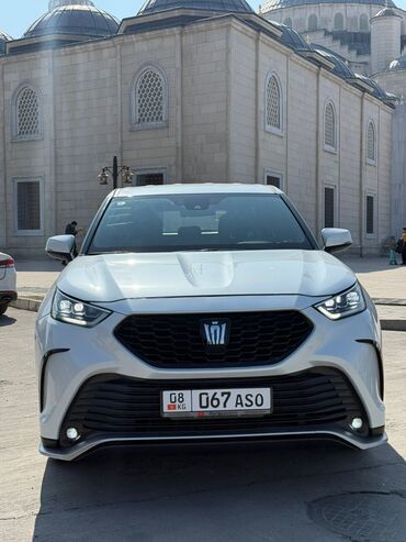 ун тегирмон: Автомобиль Toyota Crown Kluger белого цвета с гибридным двигателем