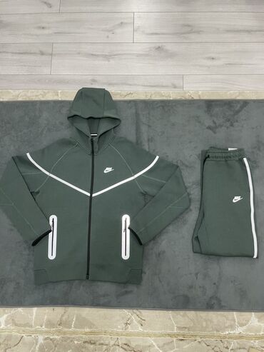 костюм спортивный мужской: В наличии ✅
Nike tech fleece
Цена 3500 сом 
Размер L
