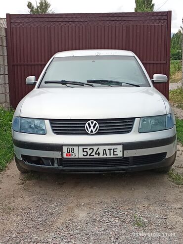 ддн 100: Автомобиль Volkswagen Passat серебристого цвета. Этот седан – надежный