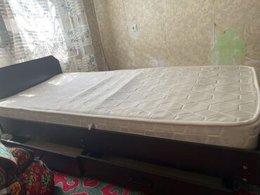 кровать с ящиками: Кровать-тахта с матрасом и выдвижными ящиками выполнена в темном
