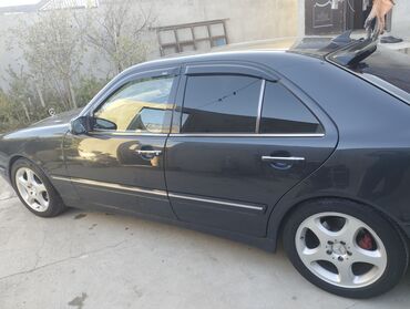 Mercedes-Benz: Mercedes-Benz E-Class: 2.2 l | 2000 il Sedan — 4