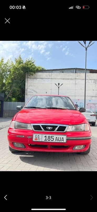 домик на колесо: Красный седан Daewoo Nexia с легкосплавными дисками и номерным знаком