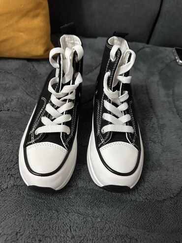 обувь для футбола для детей: Продаю новые ботинки