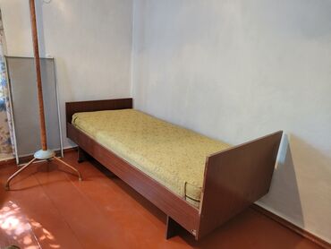 Односпальные кровати: Кровать с матрасом в отличном состоянии. Матрас чистый. Цена 700 сом