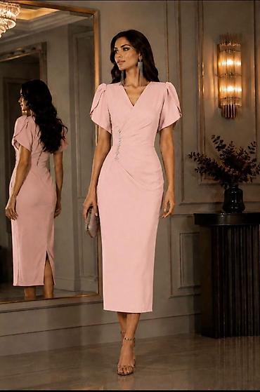 danijela stil: Elegantna midi haljina sa V-izrezom i drapiranim preklopom. Model — 2