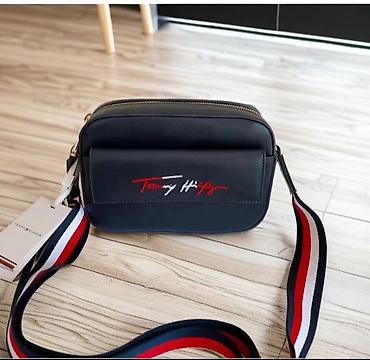 барсетки томми: Сумка через плечо Tommy Hilfiger темно‑синего цвета - Фурнитура — 1