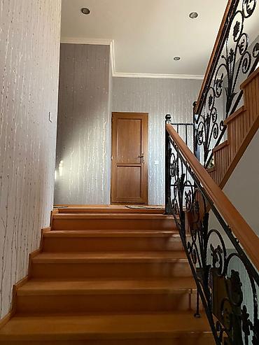 villa evler: Təmirli, geniş həyətli 3 mərtəbəli fərdi yaşayış evi. Plan və sahə: - — 3