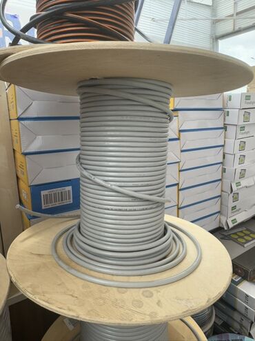 cabel: Bu, böyük taxta çarxda sarılmış boz rəngli elektrik kabelidir. Kabel