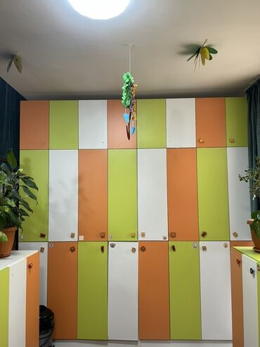 Детские стулья: Детские пластиковые стулья и модульный стеллаж для дошкольных — 11