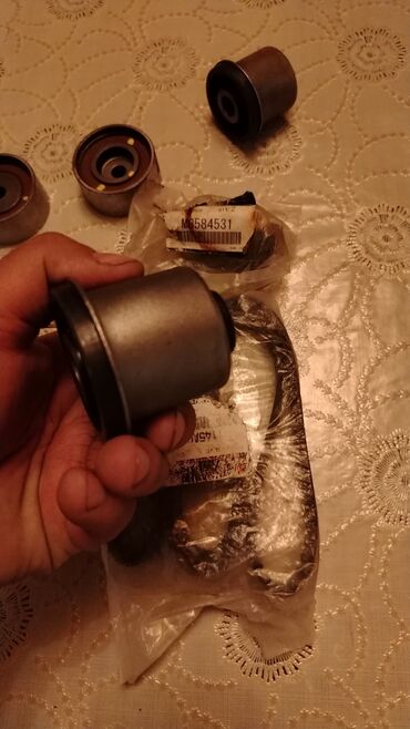 Digər avtomobil ehtiyat hissələri: Avtomobil ehtiyat hissələri dəsti: MB584531 və MB584530 markalı. L200