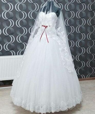 Toy paltarları: Ucuz qi̇ymətə keyfi̇yyətli̇ gəli̇nli̇kləri̇n satışı. 30-50-100₼ — 5