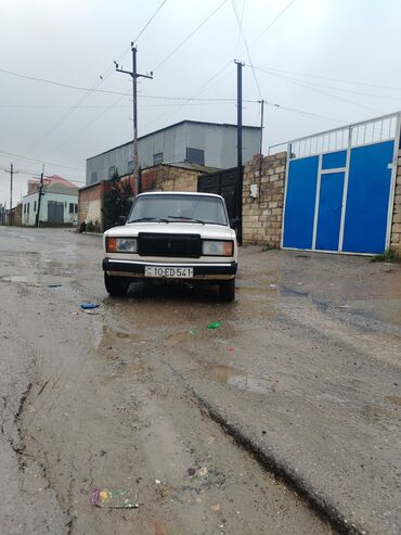 VAZ (LADA): VAZ 2107, ağ rəng, sedan gövdə. Texniki xüsusiyyətlər və təchizat: - — 1