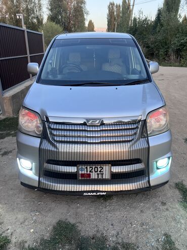 Toyota: Toyota Noah: 2004 г., 2 л, Автомат, Бензин, Минивэн