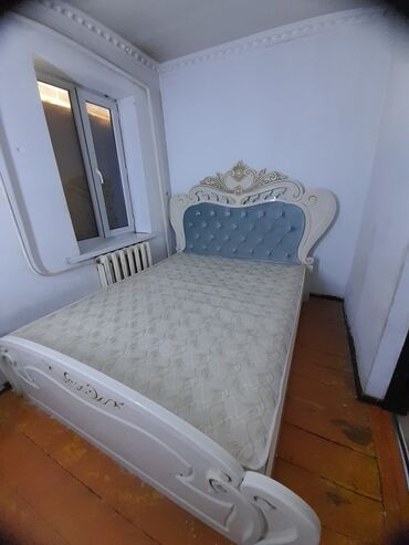 Двуспальные кровати: Кровать в классическом стиле с декоративным изголовьем и изножьем — 14