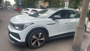 Volkswagen: Белый кроссовер Volkswagen ID.6 с черной крышей. Автомобиль оснащен