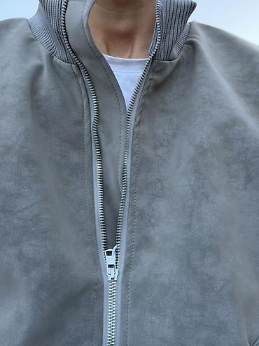 Бомберы: Мужская куртка-бомбер, серо-грязевый оттенок. - Материал: гладкий — 5