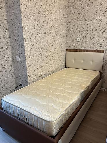 yataq doşəyi: Tək nəfərlik qaldırılan bazalı çarpayı və döşək dəsti - Ölçü: təxmini — 1