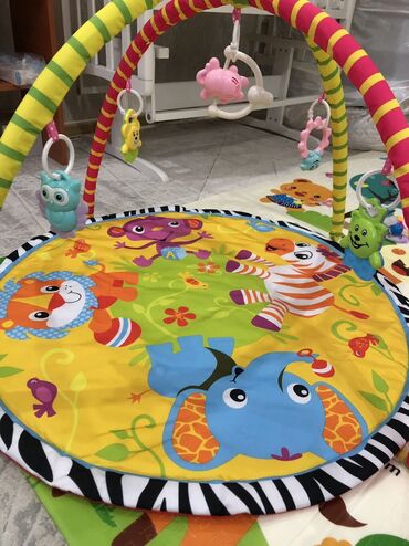 развивающий коврики: Развивающий коврик
Почти новый все игрушки есть! 
Цена 900 сом
