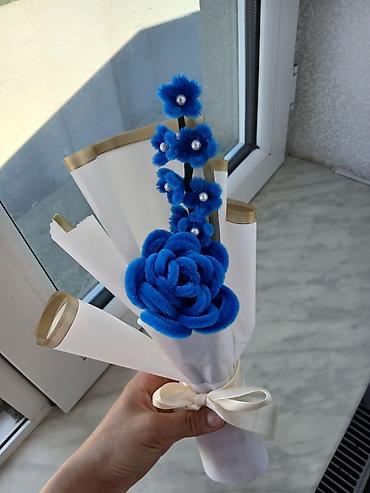 ad gunu gulləri: Mavi rəngli əl işı süni gül buketi - Material: yumşaq dekorativ — 1