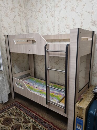 Кровати: Продаётся двухярусная кровать в хорошем состоянии есть маленькие