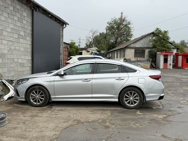 нундай элантра: Автомобиль Hyundai Sonata серебристого цвета. Это седан среднего