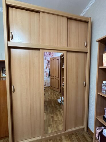 комод с зеркалом в спальню: Шкаф для одежды, Б/у, Прямой, ЛДСП