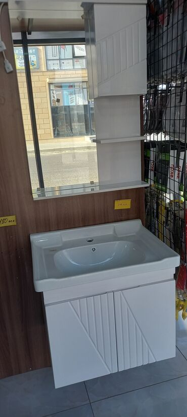 Unitazlar: Ağ rəngli hamam mebeli dəsti, tərkibində tək qapılı güzgü dolabı və