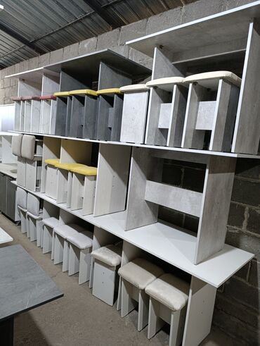 Шкафы для одежды: Шкафы-купе/распашные и табуреты с мягким сиденьем Описание: - — 4