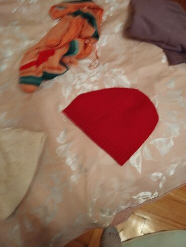 Ətəklər: Mavi və yaşıl tonlarda çiçək naxışlı, qısa ətək. Eteyin aşağı — 9