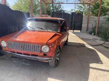 лада тарзан: Автомобиль Lada красного цвета с четырехдверным кузовом, выполненным в