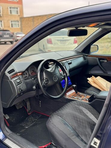 Mercedes-Benz: Mercedes-Benz E-Class: 2.2 l | 1999 il Sedan — 8