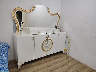 guzgulu kamotlar: Aynalı konsol/dresser - Rəng: ağ, qızılı dekor elementləri ilə - — 1