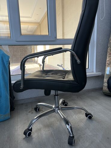 бу офисная мебель: Комплект офисной мебели, Кресло, цвет - Черный, Б/у