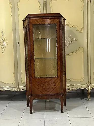 Stilske vitrine: Stilska vitrina Luj XV (intarzija) 🪑✨ Vitrina u dobrom stanju. 🏠 na lalafo.rs — 11 Stilske vitrine: Stilska vitrina Luj XV (intarzija) 🪑✨ Vitrina u dobrom stanju. 🏠 — 11