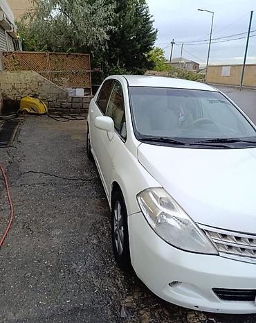 Nissan: Nissan Tiida sedan – ağ rəng Xüsusiyyətlər: - Kuzov: 4 qapılı sedan — 4