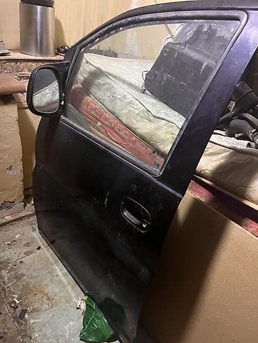 Sağ ön, Nissan Vanette