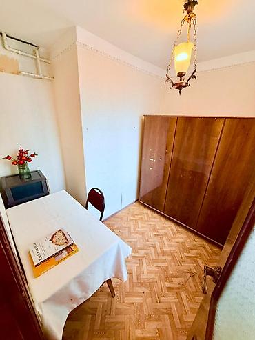 Mənzillər: Kirayə: 2 otağa düzəldilmiş 1 otaqlı Xruşşovka mənzil - Mərtəbə: 4 - — 3
