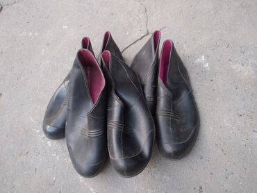 ботинки 40 размер: Галоши советские, новые. 4 пары. 500 сом за все