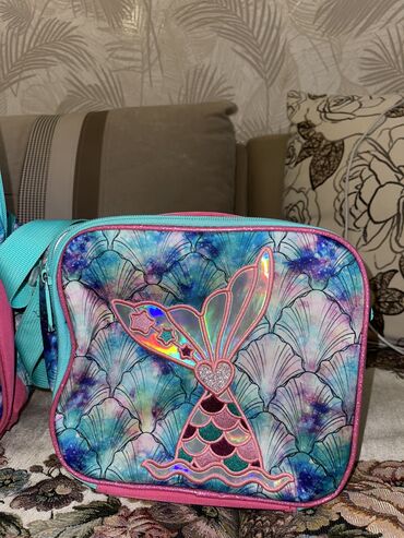 Çantalar: Mektebli çantasi ve yemek çantasi. Dest sekilde satilir. Sentyabrda — 15